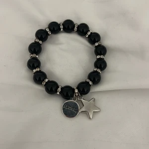 Isadora armband - Den är perfekt på en fullvuxen kvinnlig arm 