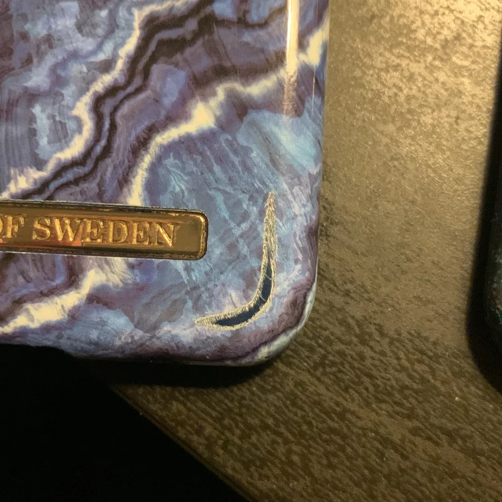 Två ideal of Sweden mobil skal i bra skick till iPhone xs. Några skrapor och lite färg nötning på vissa ställen men inte så att man märker detså mycket och inga sprickor.   Båda skalen för 120kr För sig 60kr. Accessoarer.