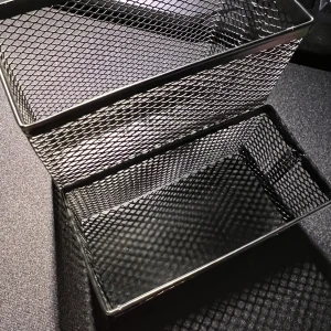 Pennhållare  - Två stycken pennhållare / korgar i bra skick. Köp båda för 40kr