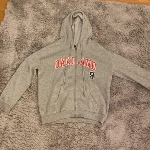 Hoodie - Grå hoodie 