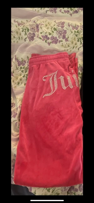 Limited edition Juicy  - Säljer mina Limited edition Juicy couture mjukisbyxor. Färgen är Neon Rosa. Endast testade och passade inte, orkar inte skicka tillbaka dom så skulle lagt ut dom tidigare men inte hunnit. Storlek S men skulle säga M eller stor S nypris-1400kr