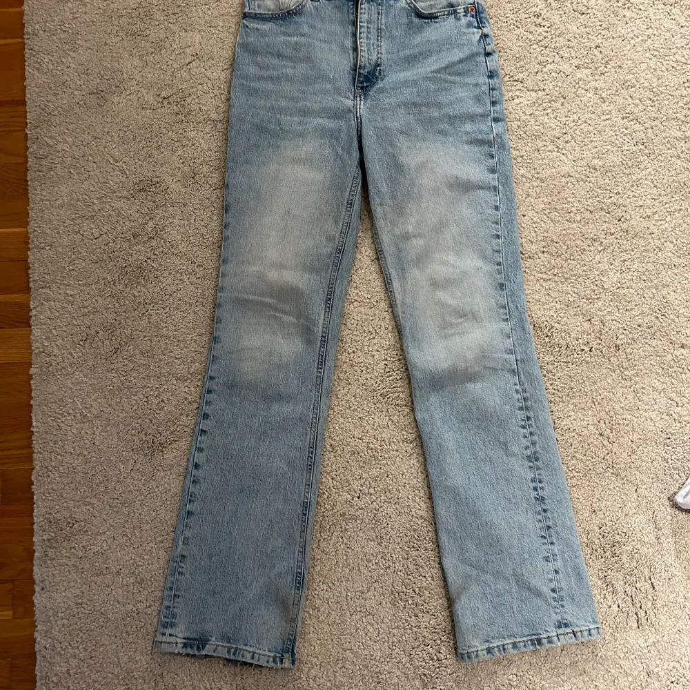 Högmidjade bootcut/straight jeans från Zara i superfin färg. Går att göra lågmidjade genom att vika ner midjan, det gjorde jag! Säljer då de är för små. . Jeans & Byxor.