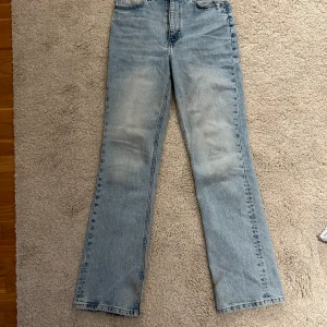 Högmidjade Zara bootcut - Högmidjade bootcut/straight jeans från Zara i superfin färg. Går att göra lågmidjade genom att vika ner midjan, det gjorde jag! Säljer då de är för små. 