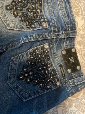 Miss me jeans - Skit snygga och sällsynta Miss me Jaeans, straight/skinny leg med superfina detaljer på fickorna! Inga defekter ((jag har inga bilder med dom på!!))