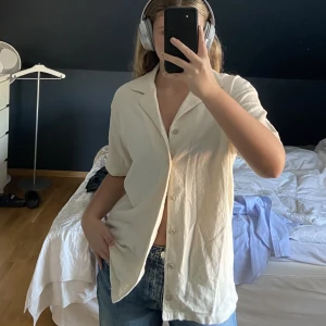 Zara skjorta  - Säljer denna off-white Zara skjortan i herrstorlek S - perfekt inför sommaren. Om du har övriga frågor eller vill ha fler bilder är det bara att hmu! Betalning med swish och köparen står för frakt. 3 FÖR 2 PÅ ALLA TOPPAR/SKJORTOR - kolla in min profil  <3