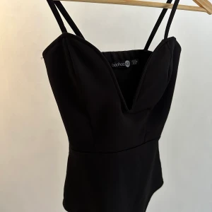 Body Boohoo - Jätte söt body från Boohoo Använd 1 gång  Strl xs 💞