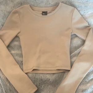 Grön long sleeve top - Gina Tricot - Säljer en oliv-grön topp från Gina Tricot, med ett hål på nedre delen av ryggen. Väldigt bra skick, säljer pga att den blivit för liten. Köpare står för frackt kostnaden. Pris går alltid att diskutera🫶