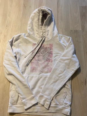 Hoddie med tryck - Säljer min hoddie från the Cole elephant i trycket flowergirl då jag inte använder den längre, den har en liten fläck se på andra bilden. Därav priset. Kom privat för mer info!!💕💕💕