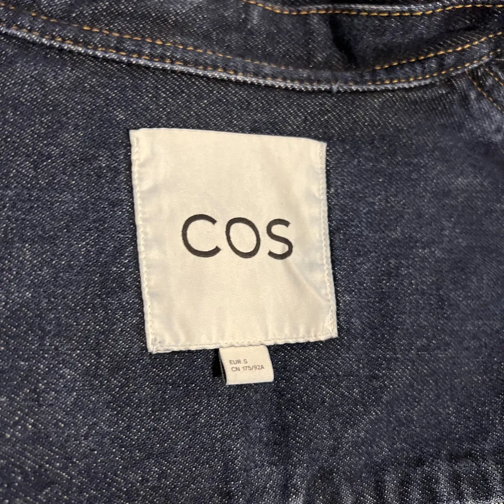 Over sized jeans jacka från COS i princip oanvänd . Jackor.