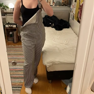 Hängselbyxor  - Ett par skitcoola hängselbyxor i väldigt bra kvalite! Ps. Den är lite liten i storleken. Jag som vanligtvis har M i byxor passar bra i dessa!