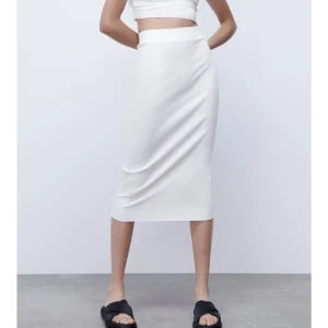 Kjol  - Finaste kjolen som inte finns kvar längre, säljer pga att den är för liten för mig. Storleken är M men skulle säga att den passar Xs/s 🤍