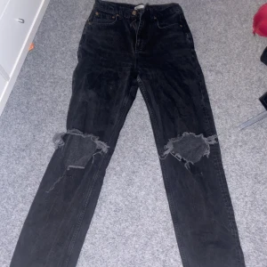 Svarta jeans - Hej säljer mina svarta jeans från Gina tricot då dom inte passar mig längre. Storlek 34. Inga fel, bara att jag inte kan ha dom längre.