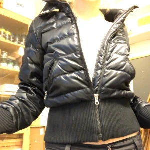 Glansig svart dunjacka vintage - Svart lite glansig dunjacka❤️ väldigt bra skick!