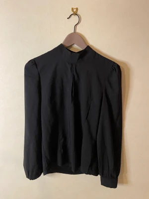 Blus från Bikbok strl. S - I fint skick.
