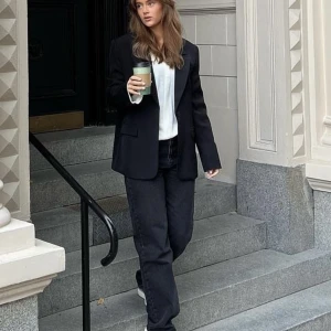 Blazer NAKD x Ida Carlsson - Idas Carlssons ”klassiska blazer” i storlek 36. Oanvänd med prislapp kvar. Slutsåld på hemsidan, nypris 799 kr. Säljer då den var för lång på mig.