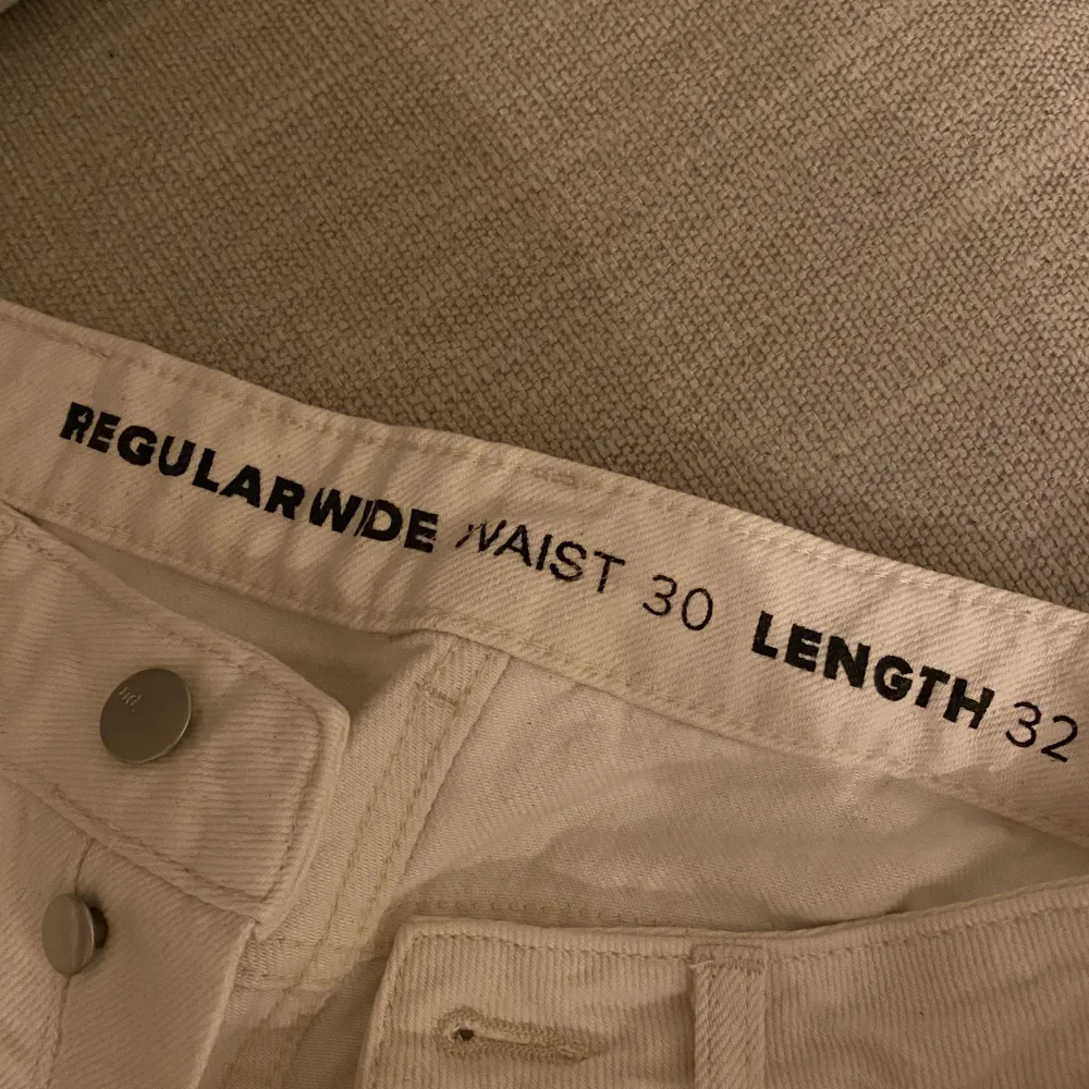 Helt nya eccho jeans från bikbok i strl 30/32. Lagom om du är omkring 175 cm lång. Inköpta för 600 kr. Aldrig använda💕. Jeans & Byxor.