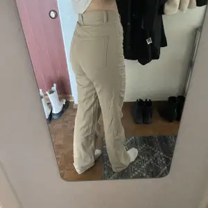 Bikbok jeans i storlek 34, långa och går över skorna. Väldigt bekväma och formar sig efter kroppen, skulle säga en blandning av wide leg och straight leg. Passar även 36