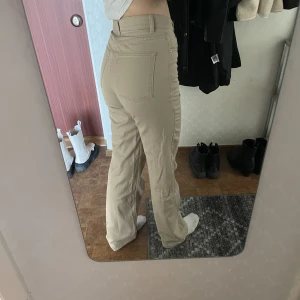 Wide jeans - Bikbok jeans i storlek 34, långa och går över skorna. Väldigt bekväma och formar sig efter kroppen, skulle säga en blandning av wide leg och straight leg. Passar även 36