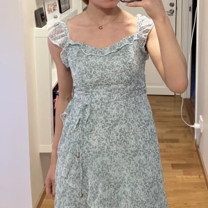 Sommarklänning  - Superfin sommarklänning!  Från shein i storlek S. Jag är 161 cm lång *Frakt 54kr, spårbart paket med PostNord!