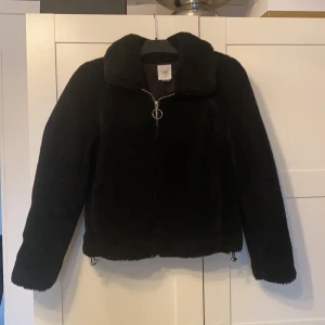 Teddy jacka - Svart teddy jacka från H&M. Knappt använd, storlek XS