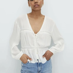 Vit blus - Vit blus från stardivarius! Säljer pågrund av att den inte används.  Ordinarie pris: 259kr Kontakta för egnabilder