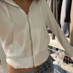 Vit stickad zip up hoodie - Säljer denna vita trendiga stickade zip up hoodie/kofta från hm💘