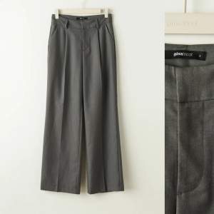 Säljer dessa slutsålda ”low waist tall trousers” från Gina tricot. Nypris 499, och de är som nya. Använda ett fåtal gånger. Skickar fler bilder vid önskemål😊