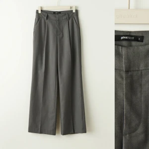 Low waist tall kostymbyxor  - Säljer dessa slutsålda ”low waist tall trousers” från Gina tricot. Nypris 499, och de är som nya. Använda ett fåtal gånger. Skickar fler bilder vid önskemål😊
