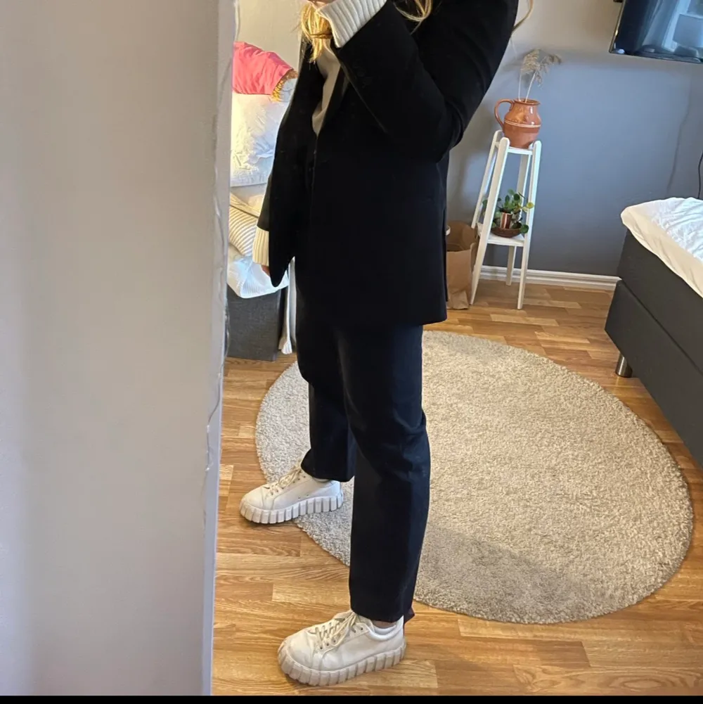 Säljer mina suuuuupersnygga svarta, raka Levis jeans i modellen Ribcage, de är tyvärr lite korta för mig..❤️(lite vidare i verkligheten än vad som syns på bilden) pris i butik är 1249kr. Jeans & Byxor.