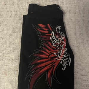 Baggy y2k jeans - Dessa jeans är köpta från shein för 300kr. Jag vill sälja dem för dom passar inte riktigt mig och framför allt är de för stora. Kvaliten är fantastisk för agg vara från shein men ska du ha på dig dom måse du ha bälte. 