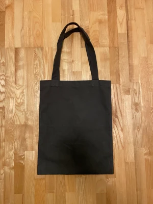 Rick Owens Tote - Rick Owens mainline totebag - oanvänd. Perfekt casual väska som passar till allt. 