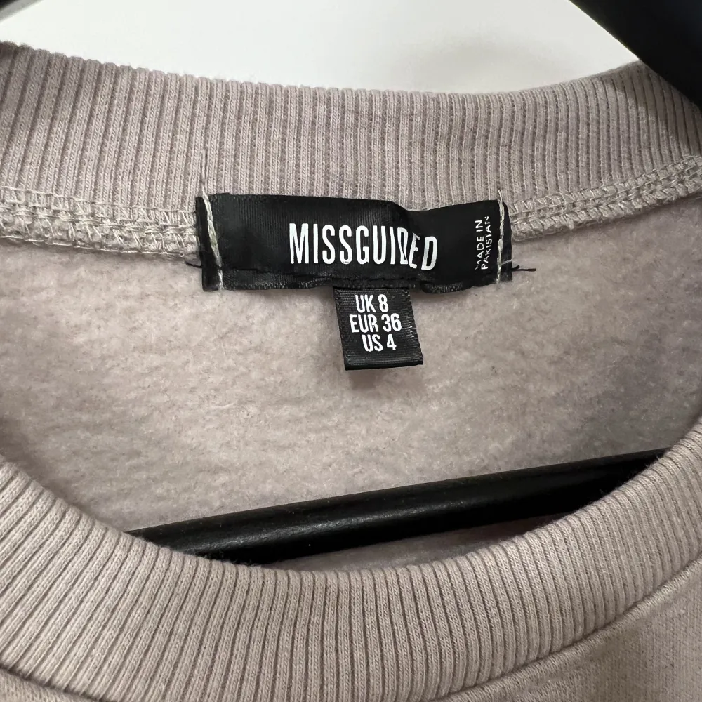 Säljer denna sweatshirt från Missguided i storlek 36 då den inte kommer till användning🫶🏼 Använd 1 gång, nyskick🥰. Tröjor & Koftor.