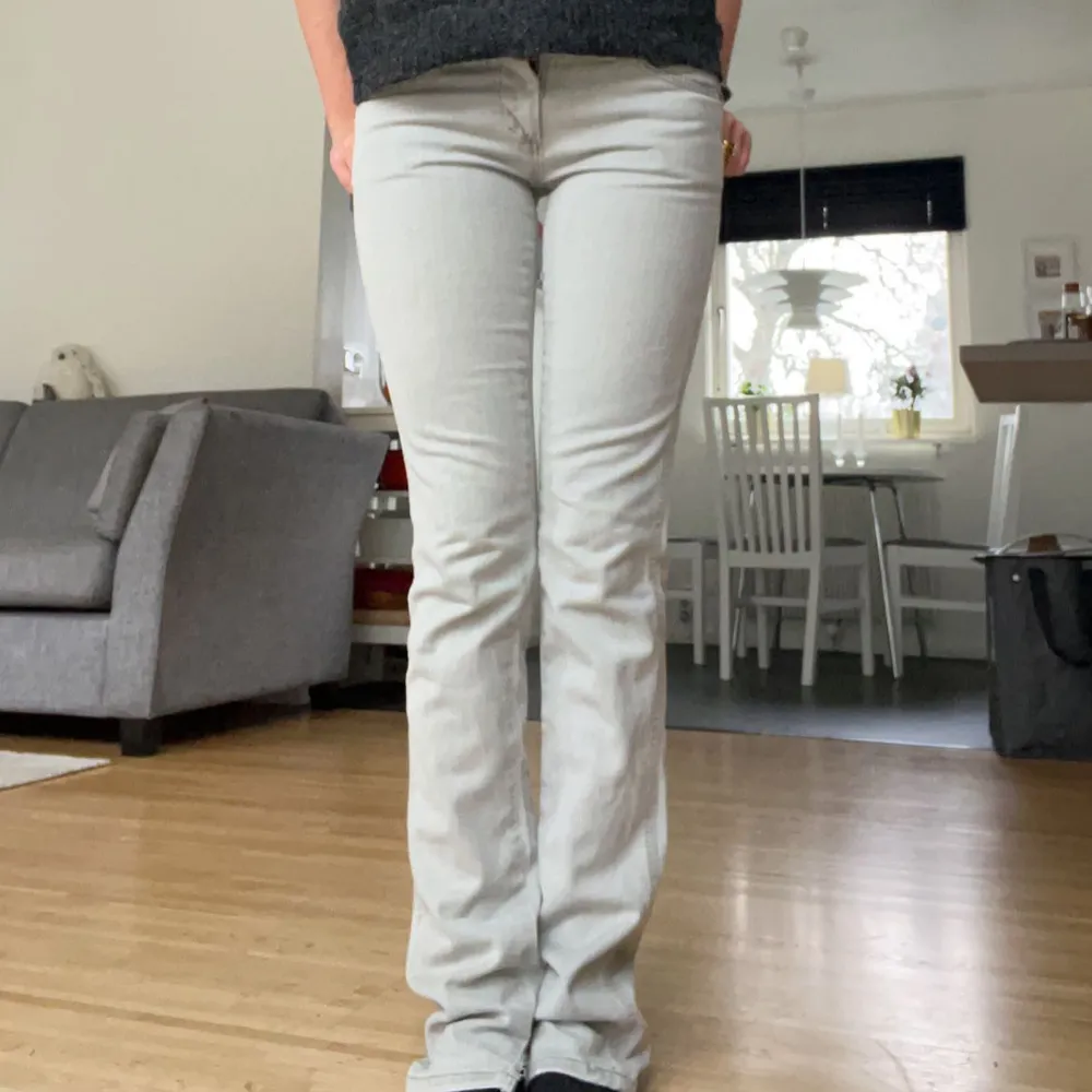 Så snygga lågmidjade Wrangler jeans köpta på Plick, en liten klippt slits på innerbenen. 🙌🏻. Jeans & Byxor.