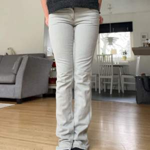 Så snygga lågmidjade Wrangler jeans köpta på Plick, en liten klippt slits på innerbenen. 🙌🏻