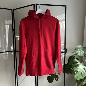 Röd Hoodie  - Röd Hoodie ifrån H&M Man i storlek Xs. Aldrig använd men tvättat, är i bra skick
