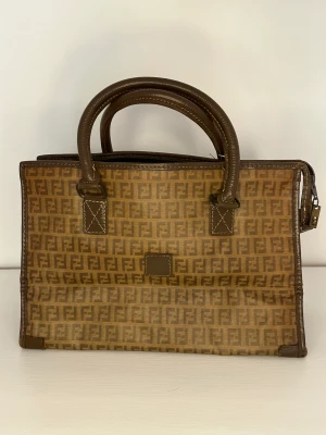 Fendi Tote bag  - Vintage Fendi Tote bag i fint skick. Skicka meddelande för mer info 