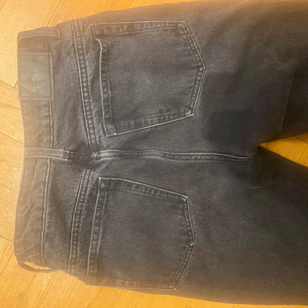 Supersnygga Mellanmidjade svarta/gråaktig jeans utsvängda ner till som jag gillar supermycket men som är lite för små på mig ❤️priset kan diskuteras!! . Jeans & Byxor.