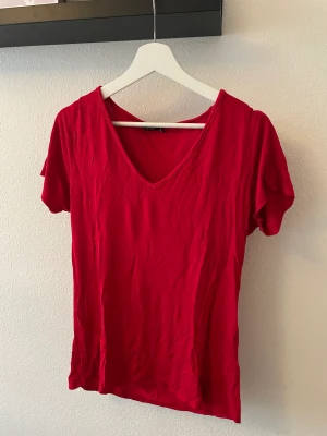 Vringad tshirt - Röd vringad tshirt från boohoo