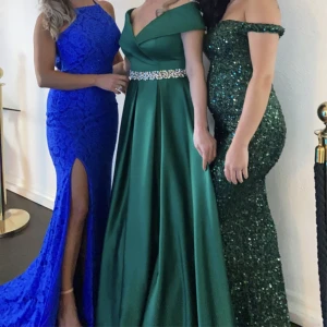 Gröna klänning i mitten  - En jätte fin grön festklänning använd endast en gång i storlek M. Bältet går även att ta bort. Köpt för 3800 och säljer för 1500kr