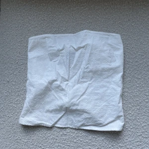 Broderad tubtopp Felicia Wedin  - Tubtopp från Vero Moda - Aldrig använd - Jättefint skick