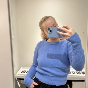 Tröja - Blå tröja från Zara! Jättefin blå färg, lite för liten för mig! Gillar annars jättemycket färgen och materialet!