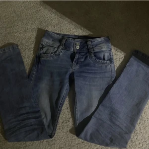 Pepe jeans  - (Lånade bilder) Säljer dessa jätte fina lågmidjade pepe jeans som är i jättebra skick, jag kan även byta mot något annat och pris går att diskuteras❤️ osäker om storleken så ni kan fråga om måtten!