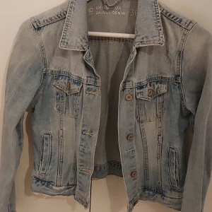 Jeansjackan  - Ljus jeansjacka i vintage stil.