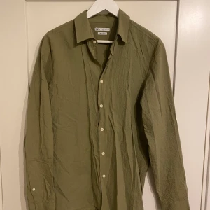 Zara skjorta strl L - Fin lite tunnare skjorta från Zara i strl L. Minimalt använd. 
