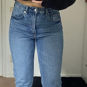 Blå jeans  - Säljer dessa jeans då de knappt kommit till användning.  