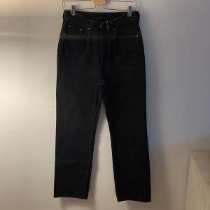 Svarta jeans från Weekday. Storlek w28l32.  Nästintill oanvända. 