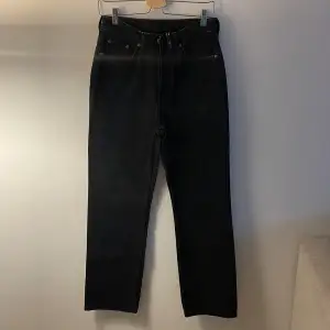 Svarta jeans från Weekday. Storlek w28l32.  Nästintill oanvända. 