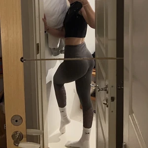 Asos tights - Träningstights från asos i strl S! (Liiite stora på mig) Har så coola mesh detaljer med stjärnor nedtill!!! Tror inte att dessa går att köpa längre 🥰 stretchiga så passar även m! Högmidjade!🥺inga defekter självklart 💘