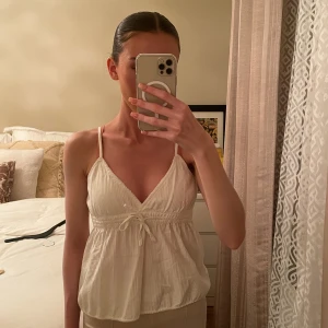 Brandy Melville topp - Säljer denna söta topp från Brandy Melville (100% bomull). Jag har använt den ett fåtal gånger men den är i nyskick! (Lite skrynklig på bilden dock) Strolek ”onesize” motsvarar en XS/S. 💕