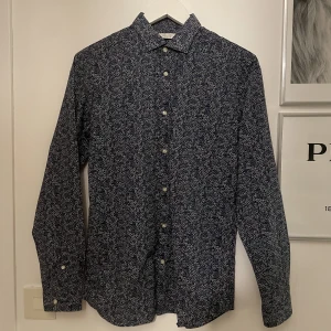 Blommig skjorta från Jack&Jones - Blommig skjorta från Jack&Jones i storlek S/38, grymt skick och funkar grymt till sommaren!